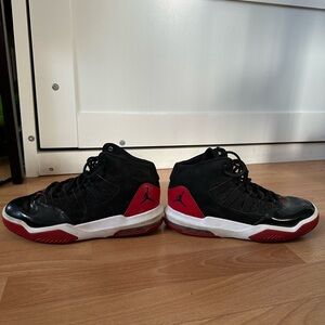 Jordan Men's Black and Red Sneakers